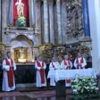 Perandones, a la derecha, realizó la ofrenda en la Parroquia de Santa Marta