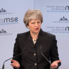 La primera ministra británica, Theresa May, en la reunión de ayer en Munich. RONALD WITTEK
