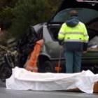 El choque del turismo y el camión tuvo lugar ayer en la N-634, en la localidad lucense de Begonte