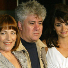 Maura, Almodóvar y Cruz, en la presentación en Barcelona de 'Volver', en el 2006.