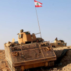 Soldados libaneses en un tanque durante una operación contra el grupo terrorista Daesh. STR