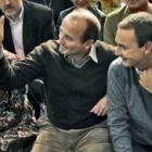 Miguel Sebastián y Rodríguez Zapatero saludan a los asistentes al mitin en Madrid