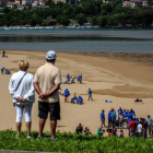 Voluntarios en la playa de Laida