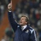 El capitán faberense, Toni, hace entrega de una camiseta rojilla a Bárbara, la hermana de Toñín