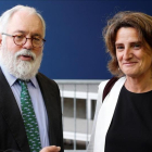 La nueva ministra española de Transicion Energética, Teresa Ribera, posa junto al comisario europeo de Agricultura y Medio Ambiente, Miguel Arias Cañete, a su llegada al consejo de titulares de Energía de la Union Europea este lunes.