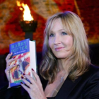 J. K. Rowling en Edimburgo, con uno de los libros de la serie.