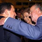 Los Reyes de España saludan efusivamente a Chávez