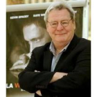 El cineasta Alan Parker posa en Madrid junto a un cartel de la película