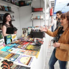 La edil de Cultura, Susana Téllez, conversa con una librera tras la inauguración de la feria.