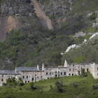 Restos del poblado minero de la Peña del Seo, con las ruinas de la antigua mina de wólfram al fondo, en 2012. JESÚS F. SALVADORES
