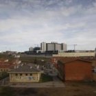 La mitad del campo de fútbol ocupa un terreno privado, junto a las escuelas en las que se harán las