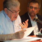 Antonio Gamoneda recita alguno de sus poemas ante el alcalde, José Miguel Palazuelo.