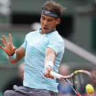 Nadal le devuelve una bola al australiano Dominic Thiem.