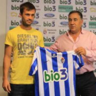 Samuel posa junto a José Fernández Nieto con la camiseta de la Ponferradina.