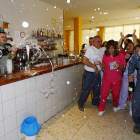 Trabajadores festejan el premio en la residencia de Armunia.