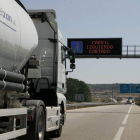 El objetivo de Fomento es que los grandes camiones desvíen su viaje por autopistas.