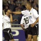 El valencianista Carew celebra la consecución de un gol con Juan Sánchez