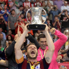 Los jugadores del Barcelona de balonmano con la Copa del Rey.