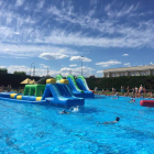 Las piscinas municipales ofrecen hinchables en el agua. DL