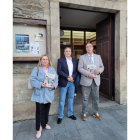 Patricia Pérez (IEB), Miguel J. García y el alcalde de Villafranca. DL