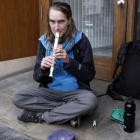 La alemana Julia Madia toca la flauta en la calle para recaudar dinero para comer
