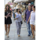 La actriz Eva Longoria, de paseo con sus amigas por las calles de Marbella, ayer.