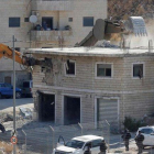 Las fuerzas de seguridad israelís derriban un edificio palestino en Sur Baher, Jerusalén Este.