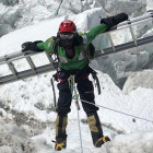 Alex Txikon ya está de nuevo en el campo base del Everest (5.250 metros), adonde llegó el sábado en helicóptero tras una semana de descanso en Kathmandú. El alpinista vasco, que aspira a convertirse en el primer extranjero que asciende al techo de mundo (