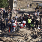 Miembros de la Media Luna Roja buscan sobrevivientes bajo los escombros, tras el terremoto.