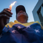 Las personas protestas en Venezuela con veladoras.