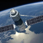 Simulación de la estación espacial china Tiangong 1 en órbita alrededor de la Tierra.
