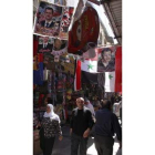 Un hombre camina por un mercado de Damasco.