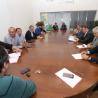 Integrantes de la Mesa de la Energía del Bierzo en la reunión celebrada ayer en Ponferrada. L. DE LA MATA