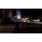 Habitantes de Manhattan caminando a oscuras durante el apagón por el centro de la ciudad. JASON SZENES