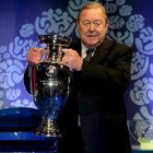 El presidente de la Uefa, Johansson, con el nuevo trofeo de la Eurocopa