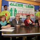 Directivos del Ademar, personal sanitario y jugadores, durante la presentación.