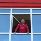 Abelardo Fernández (Gijón, 1970), asomado a una ventana de las instalaciones de Mareo