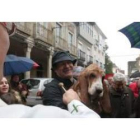 El cura de Cacabelos, Jesús Álvarez, bendice a uno de los perros con su dueño ayer por la mañana en