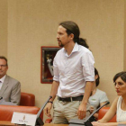 Pablo Iglesias, junto a los también eurodiputados de Podemos Dolores Sánchez y Carlos Jiménez Villarejo, promete la Constitución.