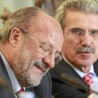 León de la Riva, junto al concejal de Hacienda, Alfredo Blanco, ayer en el Pleno.