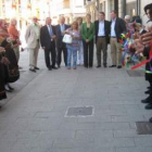 Cospedal, arropada por representantes del PP de la provincia, fue recibida por un grupo maragato