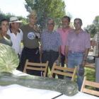 Vecinos de Carbajal de la Legua, durante la tradicional comida de hermandad.
