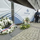 Coronas de flores depositadas durante un homenaje a las víctimas de los atentados de ayer en la estación de metro de Maalbeek