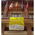 Pancarta en la fachada del Ayuntamiento de Santa María. DL