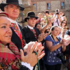 La pareja contrayente recibe los aplausos del público en la puerta de la iglesia.