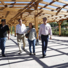 Los concejales García-Prieto, Salguero y Baza visitaron ayer las obra de la futura plaza. RAMIRO