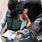 Miembros de la Guardia Civil durante la detención este viernes en Madrid a un presunto miembro de Dáesh. GUARDIA CIVIL
