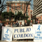 La esposa de Publio Cordón, junto a familiares y amigos, en una de las manifestaciones, pidiendo la liberación del empresario.