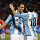 Higuaín y Messi se abrazan tras marcar uno de los tantos del encuentro.