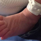 Los pies del pequeño Sasha.